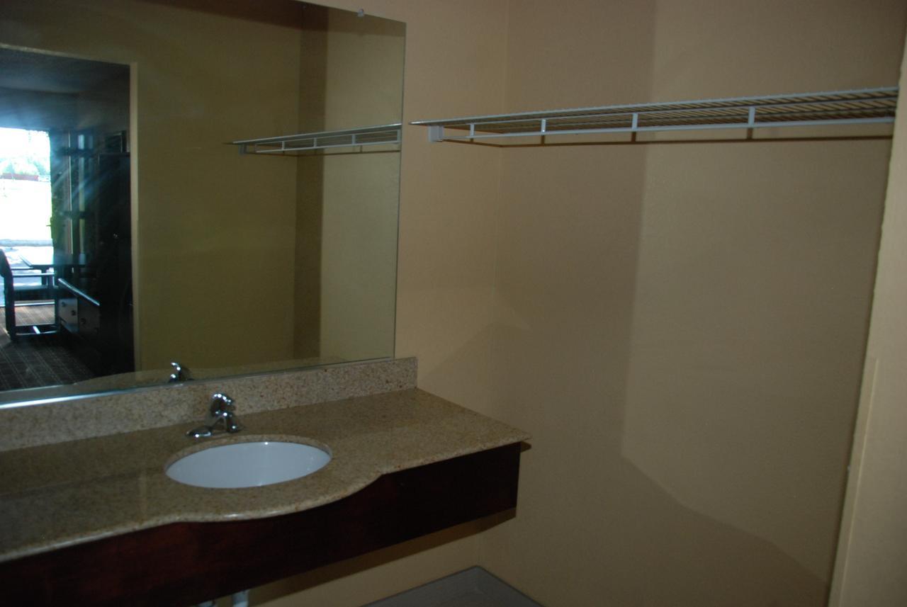 Mount Laurel Motel Хейзълтън Екстериор снимка